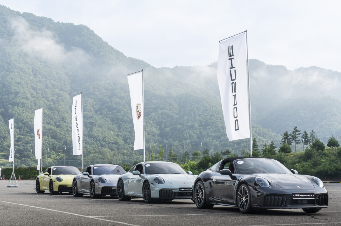 PORSCHE THE NEW 911 GTS Track Experience